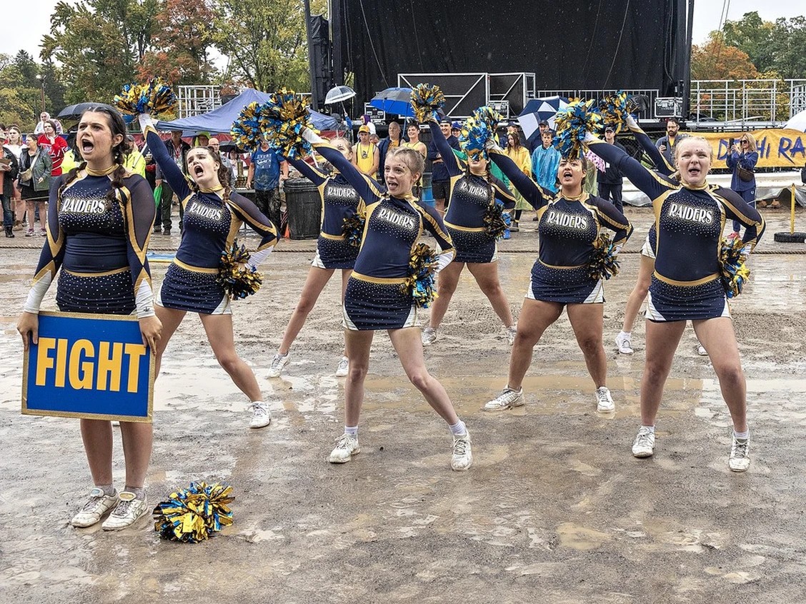 Delhi Raiders cheerleaders perform