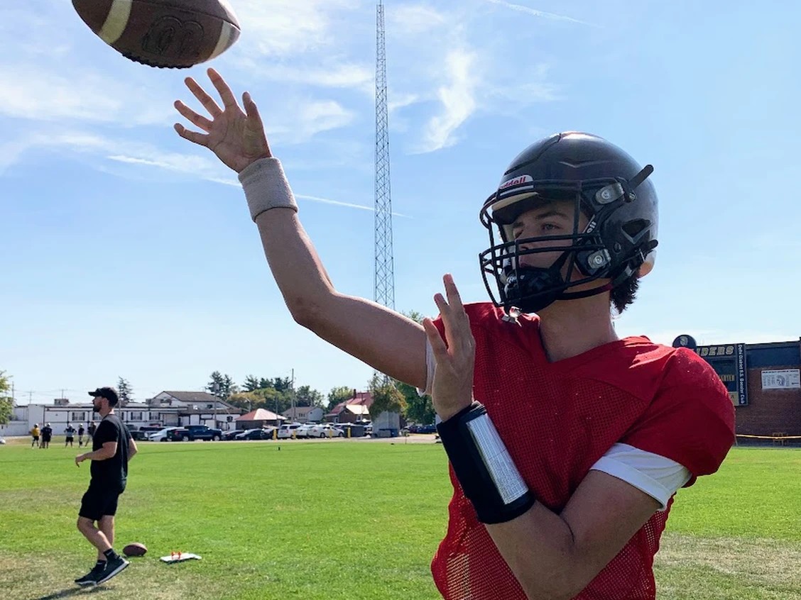 Brady Dowling catching football